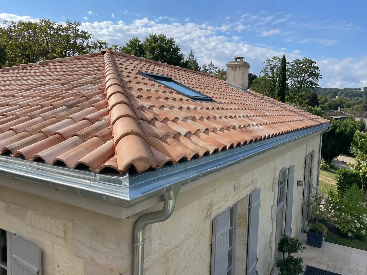 Toiture rénovée en tuiles terre cuite par JC Couverture à Bordeaux en Gironde